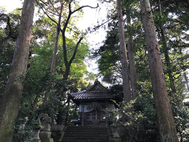 岩美町熊野神社のアクセスと石灯籠