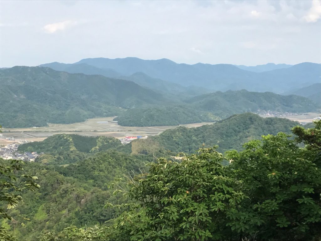 岩美町の山頂から山陰海岸ジオパーク繋がりの鳥取砂丘、長尾鼻を望む