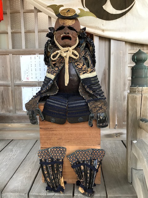 岩美町荒砂神社の2022年例大祭・鵜殿氏寄贈の鎧や兜の飾り付け