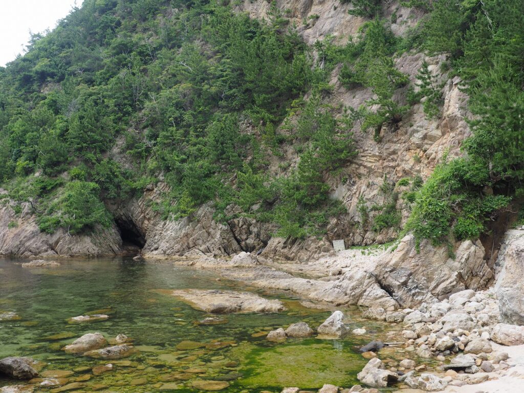 左側の穴が海食洞　中央の平の岩が海食棚　右側の崖が海食崖です