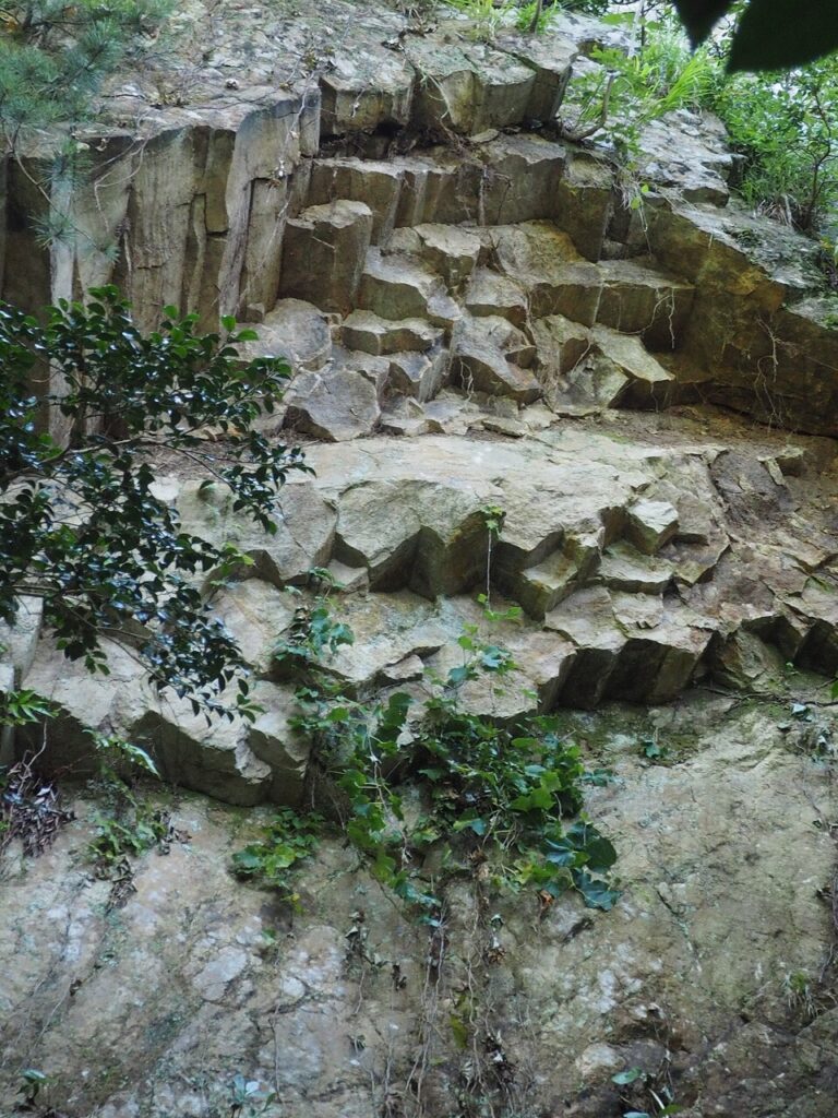 石英斑岩の柱状節理がハッキリと見れる