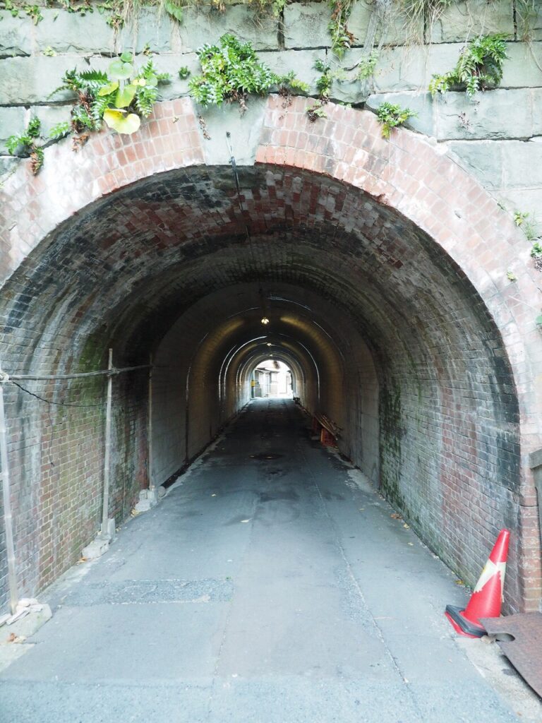 網代部落への入り口としたトンネル