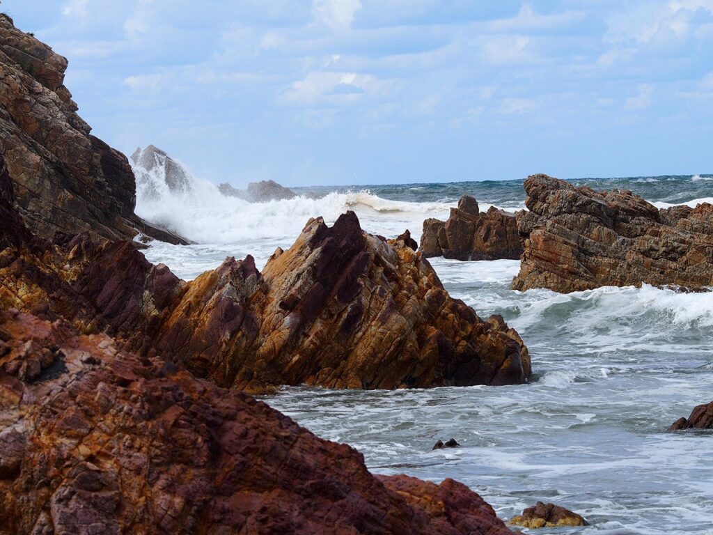 城原海岸の岩に寄せる波