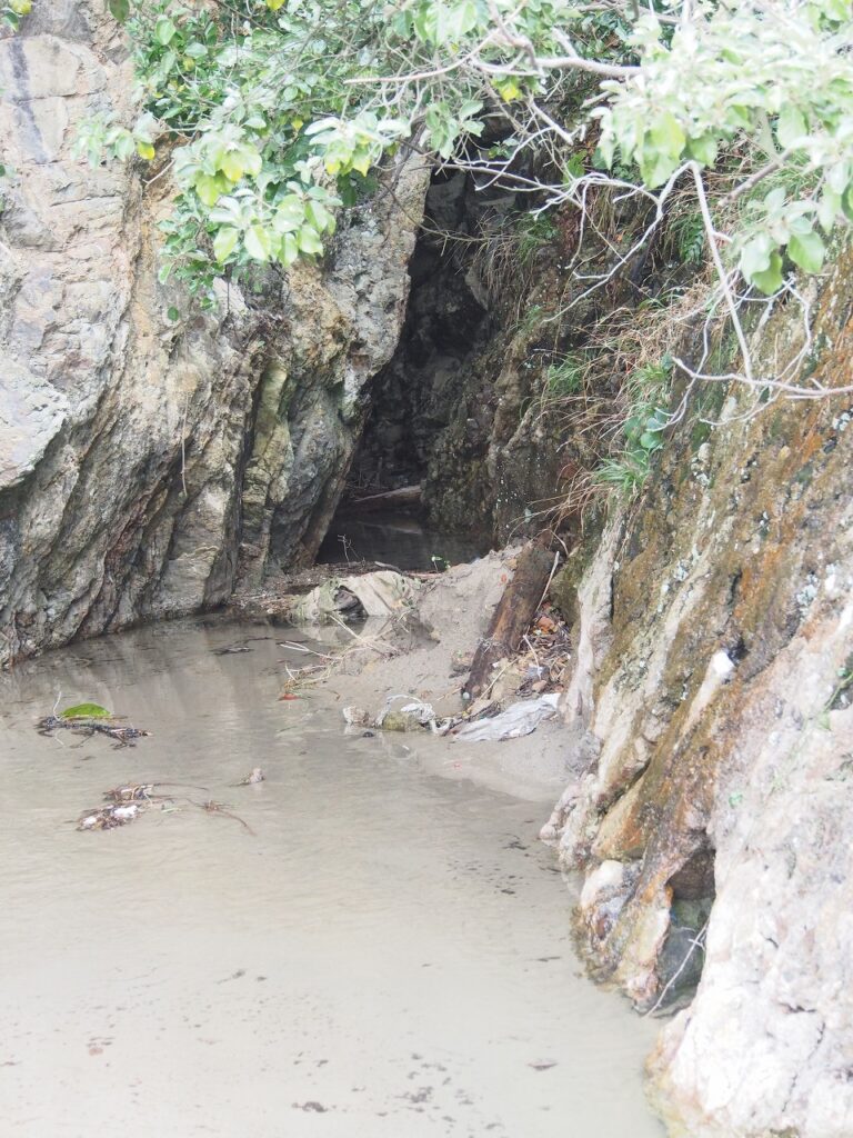 サンビーチ横の洞門です