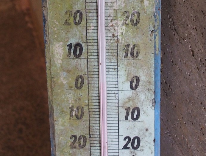 構内の温度計　通常は14℃とのことでした。
