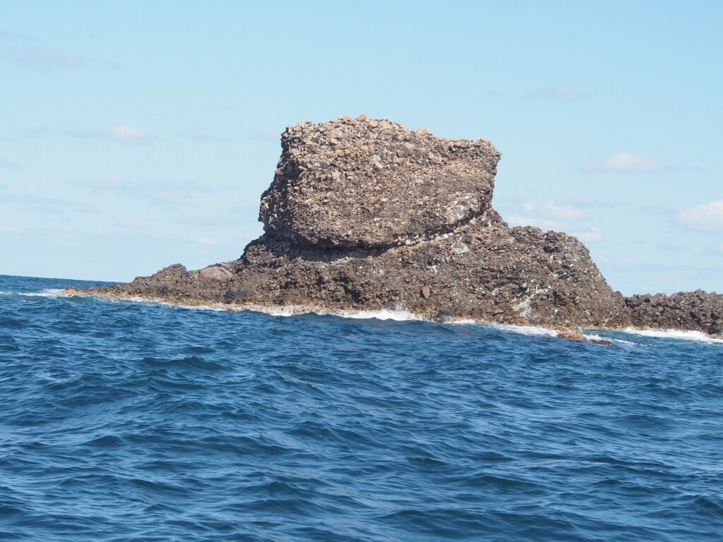 凝灰角礫岩の黒島