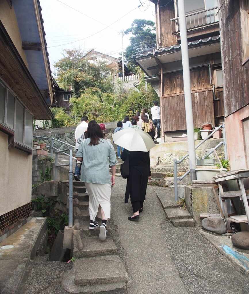 田後集落の狭い階段の道を歩きます。