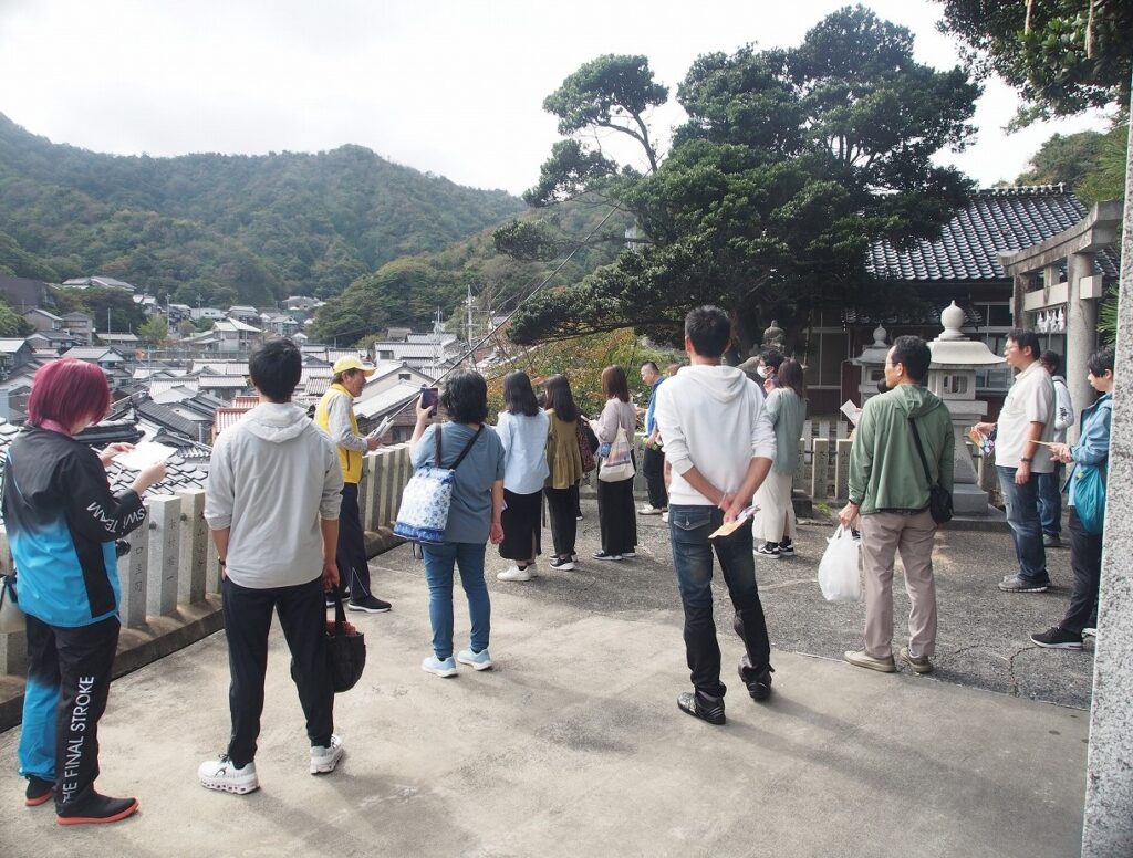 荒砂神社から桐山を望み、桐山城主「山中鹿之助」の説明中のHさん