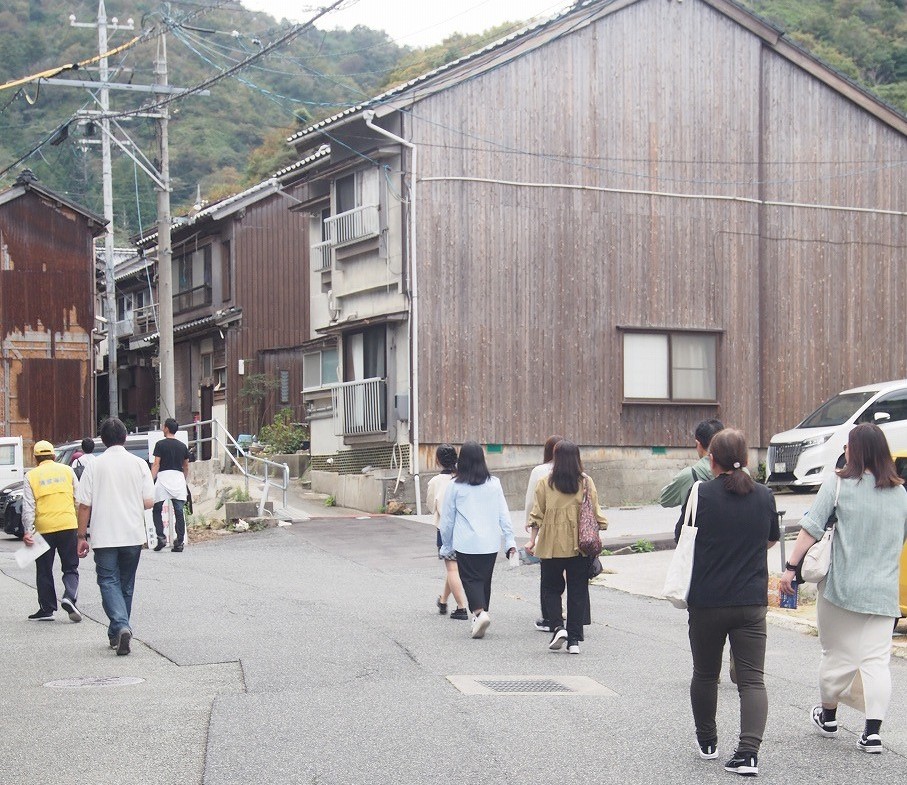 田後港から集落を登る道、昔はこの場所は川が流れていたとの事