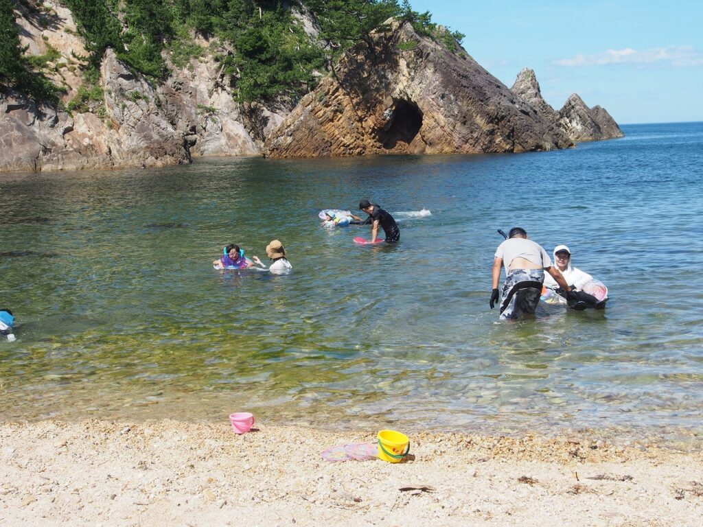 城原海岸で海水浴を楽しむ人々