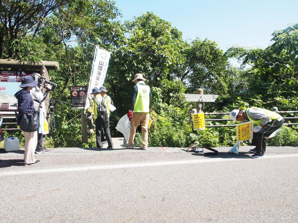 城原海岸入口で、幟りを設置