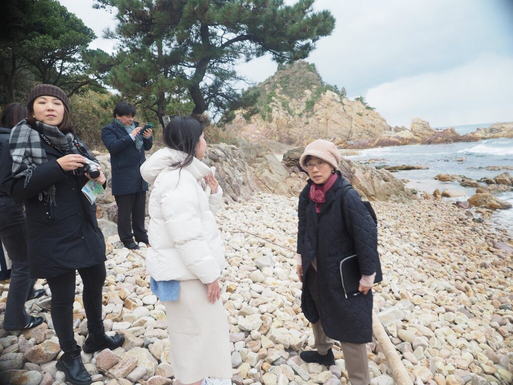 城原海岸で。鴨ガ磯海岸の砂浜海岸と違い岩石海岸に感動です。