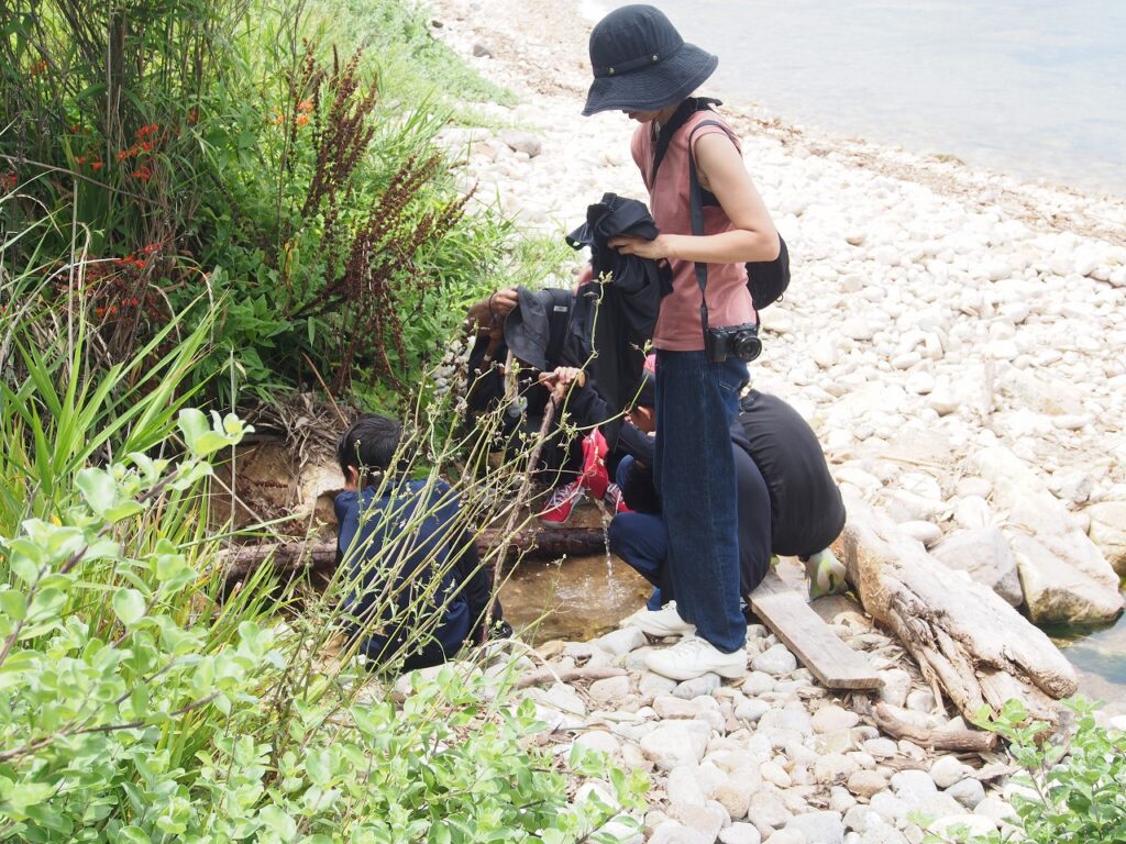 城原海岸に流れ込む山水に感動