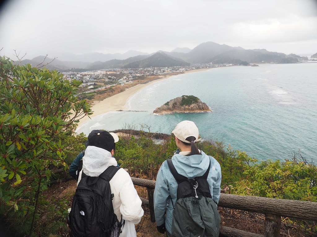 羽尾岬から見たイブリ島と牧谷浦富集落